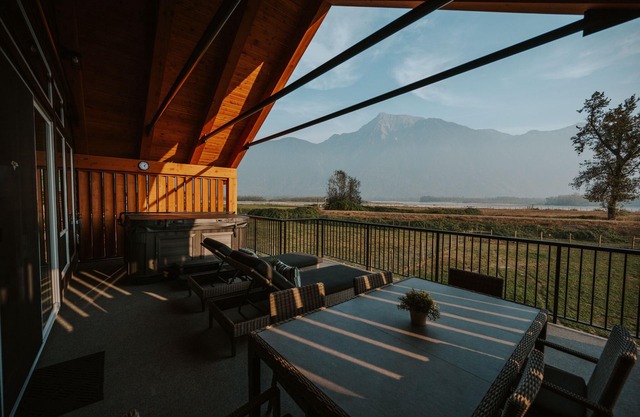 Beautiful Mountain Views 2 bedroom, 2 bathroom chalet w/private hot tub nn