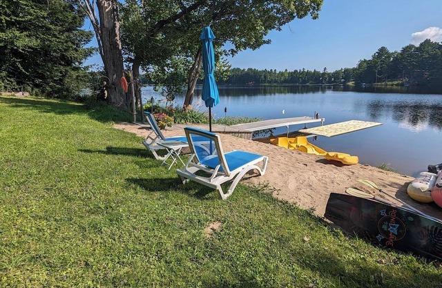 Beautiful Muskoka cottage with sandy beach, campfire and hotub!
