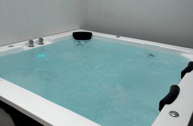 BEAUTIFUL NEW HOUSE WITH PRIVATE JACUZZI