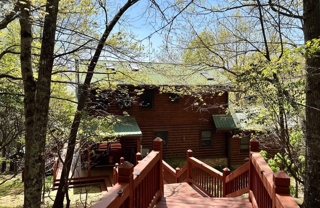 Beautiful N. GA cabin with a pool, trails and waterfalls (Pet-friendly)