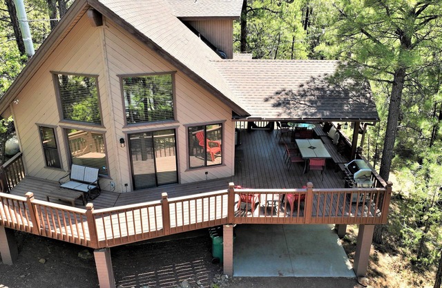 Viel Spaß in der Naughty Pines Lodge! 2 Masters, Loft & großes Deck!