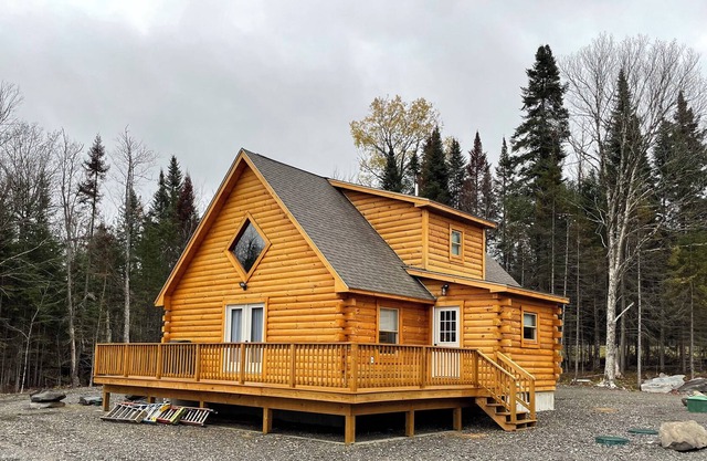 Beautiful, New, 2 BR Log Cabin Nestled in Front of Back Lake