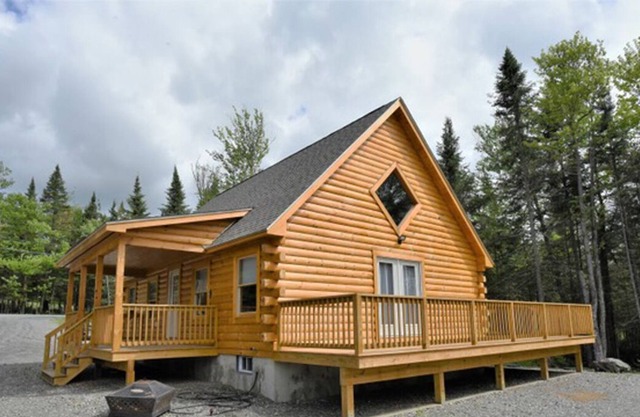 Beautiful, New, 2 BR Log Cabin Nestled in Front of Back Lake