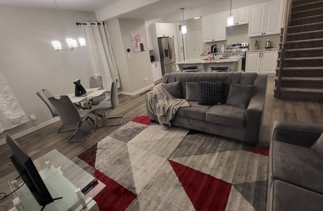 Beautiful New 3-bedroom house in Belleville with WiFi and AC