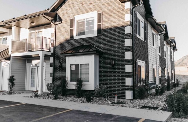 Beautiful New 3 BR 2BA Townhome, No stairs!