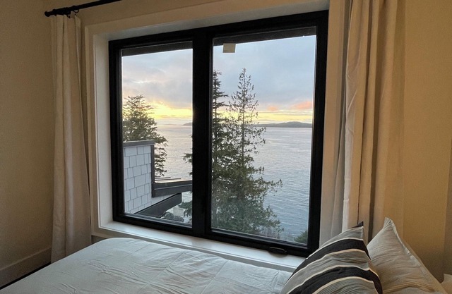 Beautiful new 3 bedroom house with stunning ocean views! A short walk to marina.