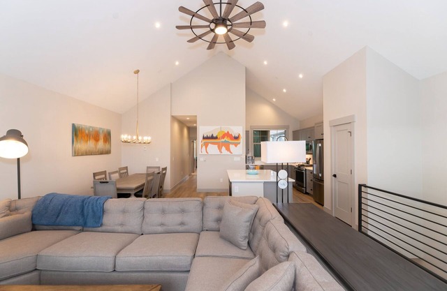 Beautiful New 4 Bedroom Townhome, Amazing Views!
