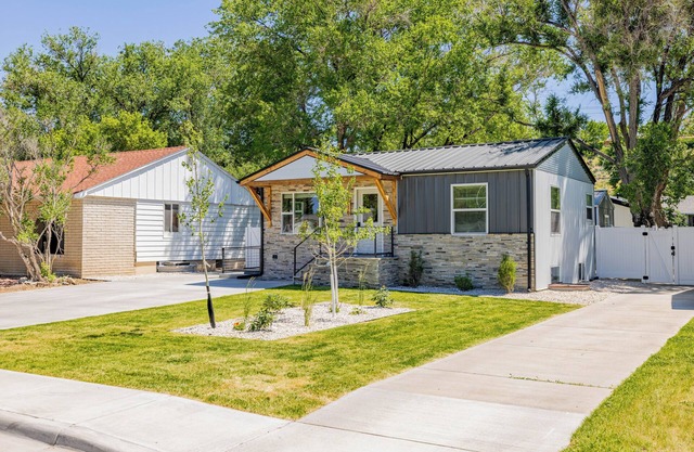 Beautiful NEW home close to downtown Cody! Sleeps up to 8.
