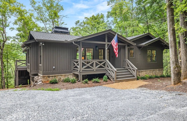 Beautiful New Home Overlooking breathtaking Lake Burton