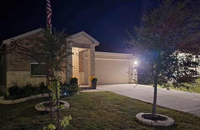 Beautiful New Home - 15 min from anywhere you need to be!