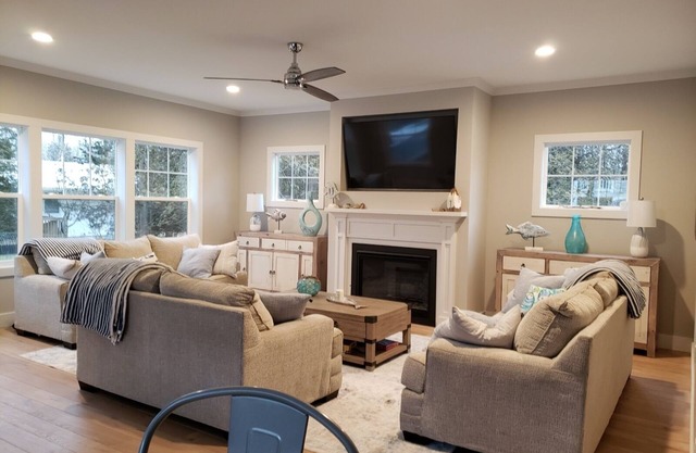 Beautiful new Lake House Pets & Kids friendly with beach access!