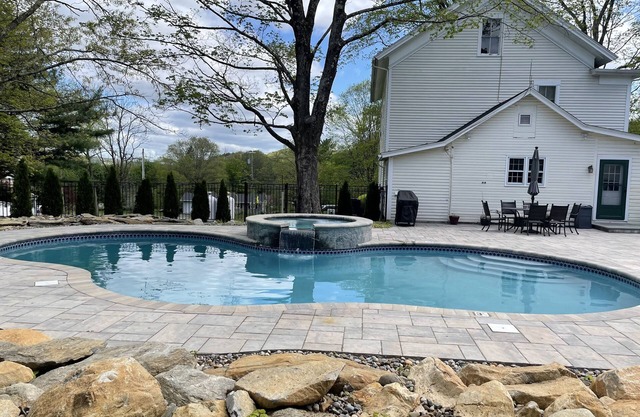 Beautiful New Milford home(1/4mile to Candlewood Lake & Marina+big private pool)