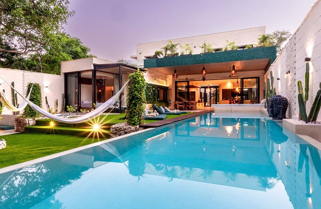 BEAUTIFUL NEW VILLA UP TO 21 PEOPLE - GYM/ POOL/ JACUZZI/ UNDERGROUND BAR