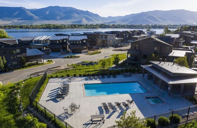 Beautiful New Townhome Lake Views Personal Hot Tub EW 21
