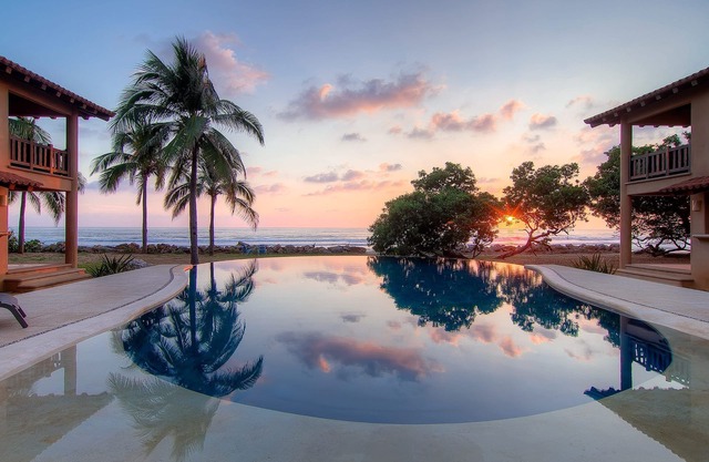 Schöne, neue Villa am Strand-Salzwasser-Pool, Gärten, direkt am Meer!