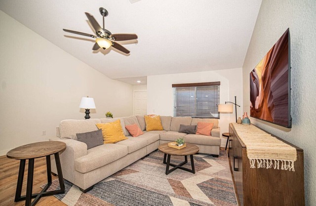 Remodeled Single Story, Pets ok Park nearby. Perfect for longer term stays.