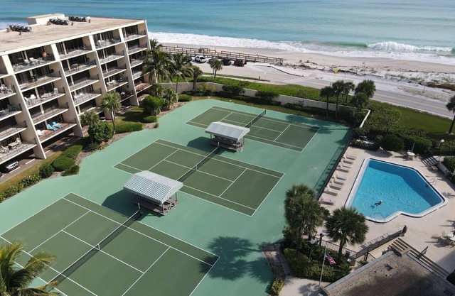 Beautiful newly renovated condo right on the ocean!