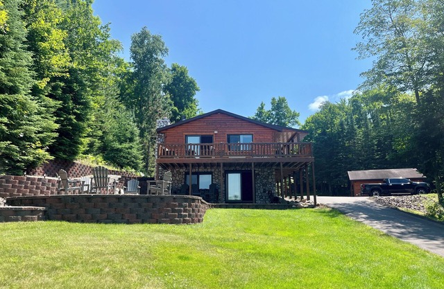 Beautiful, newly renovated log lakefront home, 3BD, 2 BA, high speed WiFi