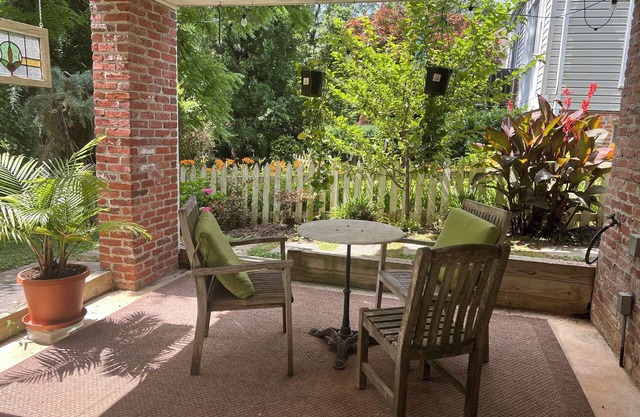 Beautiful, newly renovated apartment 1 mile from DC on Potomac River