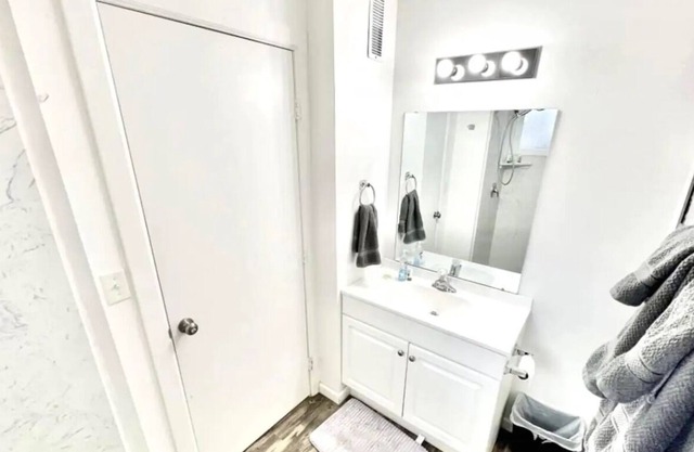 Beautiful Newly Renovated Apartment Sleeps 2 LC7