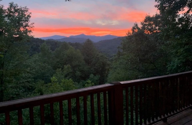 Schönes North Carolina Treetop Cottage mit Blick auf die Smoky Mountains