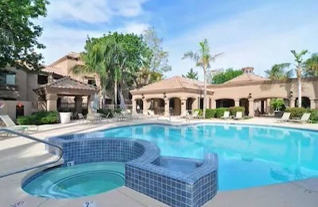 BEAUTIFUL NORTH SCOTTSDALE 5 STAR CONDO Complimentary Wifi, Cable & Heated Pool.