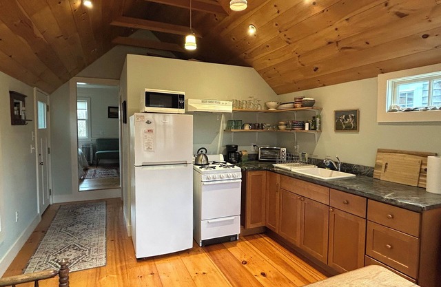 Beautiful North Truro Cottage, Walk to Beach