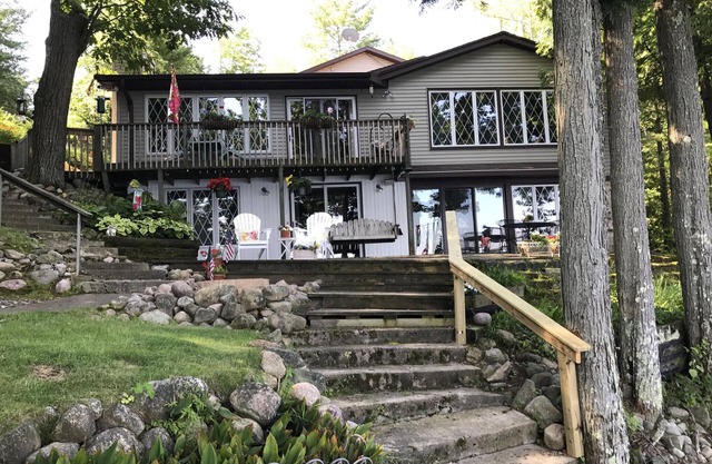 Schönes Northwoods Haus am See! Wifi, Direct TV, Grill, Terrasse am See!