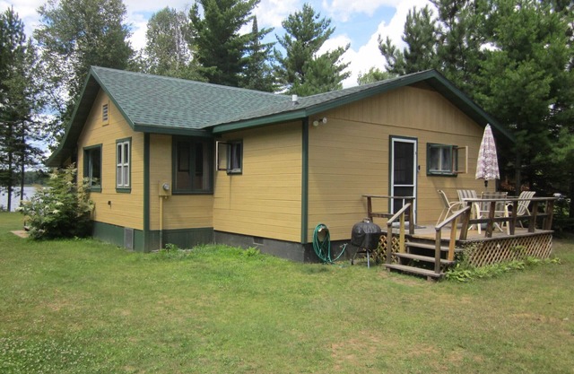 Schöne knorrige Kiefernhütte am Nord-Nokomis-See