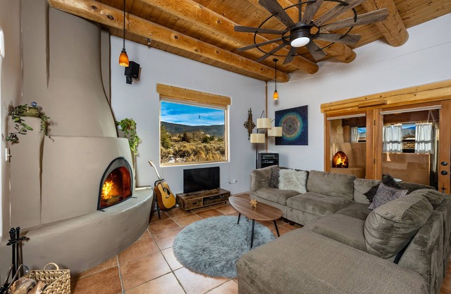 Beautiful Oasis in Taos w/ Hot Tub. Great for long term stays!