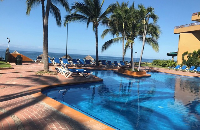 Beautiful oceanfront condo amid the palms of Los Tules