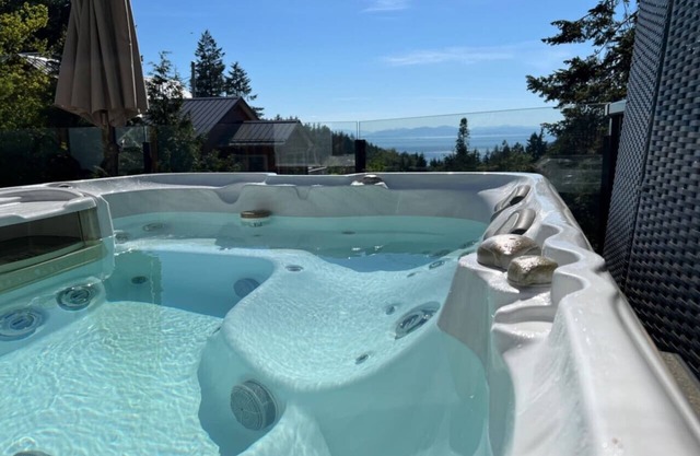 Beautiful Ocean & Sunset View Cottage, AC, Hot tub