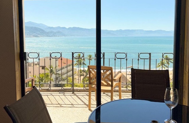 Beautiful ocean view, pool & beach!