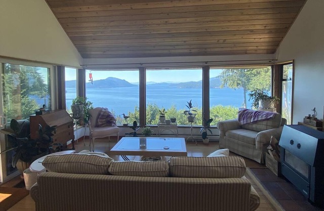 BEAUTIFUL OCEAN VIEW CHALET