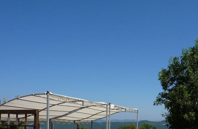 Schönes altes Bauernhaus aus Stein mit Pool in den umbrischen Hügeln