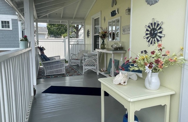 Beautiful old style beach cottage Walk to beach/ restaurants Center of town