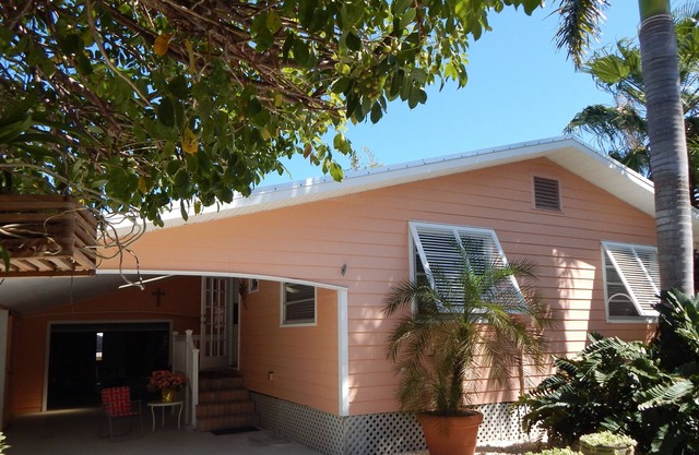 Schöne alte Mode-First Floor Tropical Garden Canal Front Cottage auf MM 26