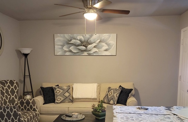 Beautiful one bedroom apartment, with free parking. Pets welcome!