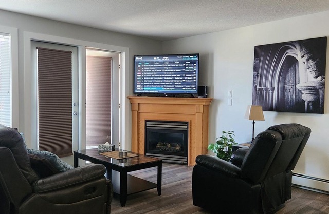 Beautiful One Bedroom (Plus A Den) Condo on Devonshire on the Park