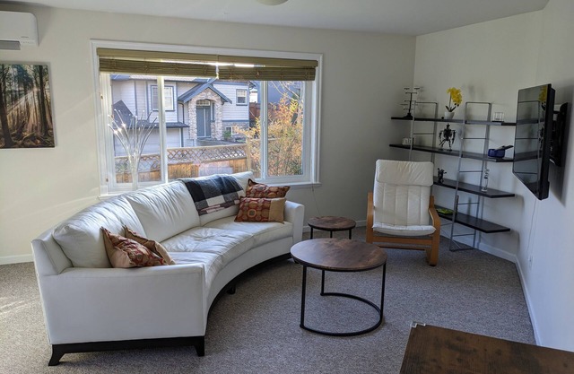 Beautiful one bedroom suite close to biking trail and 5 mins drive to a lake.