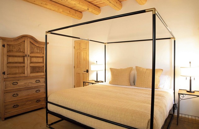 Beautiful One Bedroom Casita with View of Taos Mountain