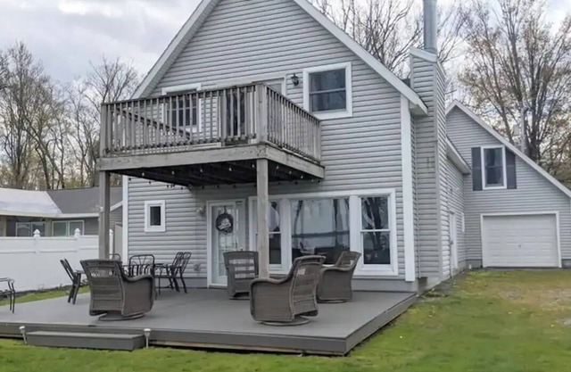 Beautiful Oneida Lake Shore Home and Yard
