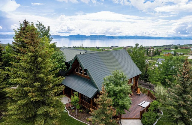 Beautiful original log cabin, minutes from Garden City and Bear Lake beaches.