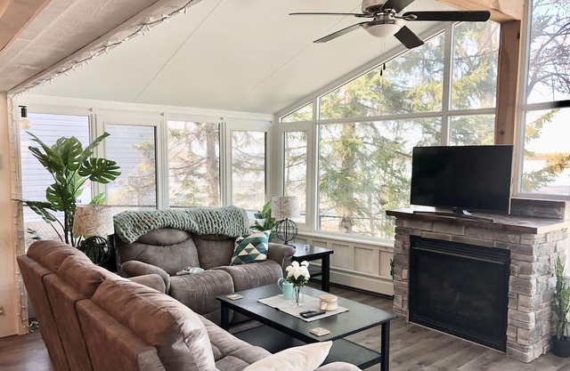 Beautiful Ottawa River Cottage With Private Beach and Dock