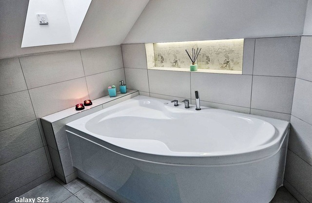 Atemberaubendes alleinstehendes Ferienhaus mit W-LAN, TV, Innenhof, Haustiere erlaubt und Parkplatz