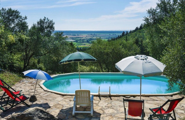 Schönes alleinstehendes Ferienhaus mit privatem Pool, TV, Innenhof, Haustiere erlaubt und Parkplatz
