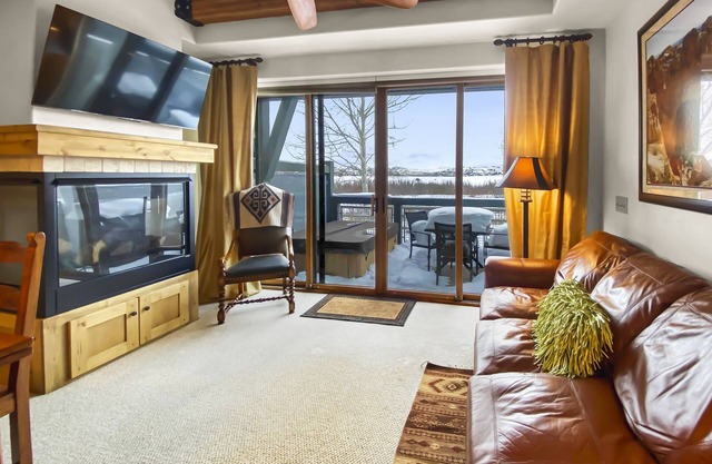 Beautiful Park City Town Home w/ Hot Tub! Gorgeous Nature Views! Drive to Lifts!