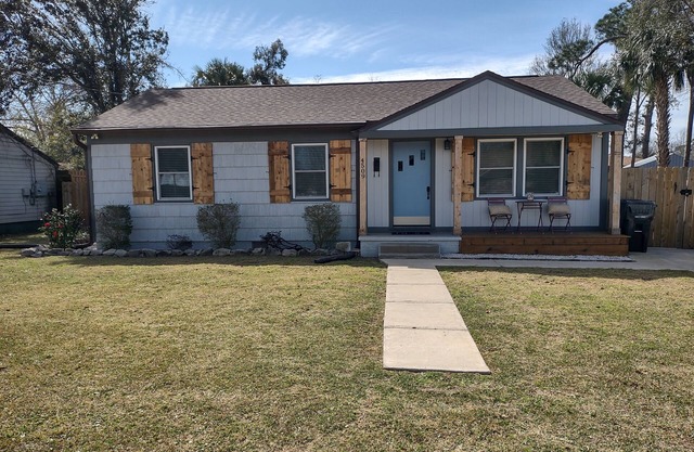 Beautiful, Peaceful, Restored 1950 Bungalow!