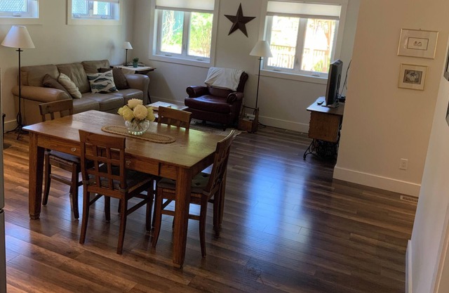 Beautiful, peaceful seaside cottage, beside the ocean, 30 min from the ski hill.