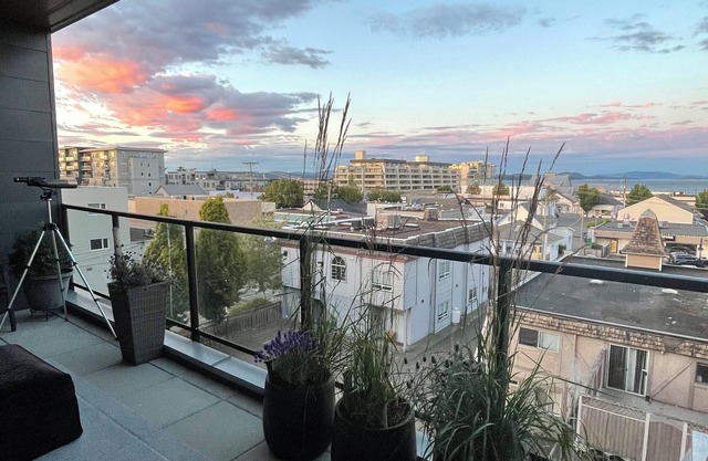 Beautiful penthouse with a view in the center of downtown Sidney.